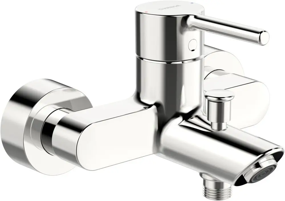 Chromfarbene Wannenfüll- und Brausebatterie mit einem Pinhebel, von der Marke HANSA, für die Wandmontage, mit ausgeprägtem Design und einem ausladenden Wasserhahn.